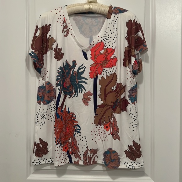 🌻Short Sleeve Floral Top🌻 - Picture 2 of 5